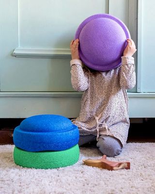 Stapelstein, to je hra bez hranic ✨ Děti z nich staví věže, skákají po nich, používají jako misky, sedátka nebo balanční...