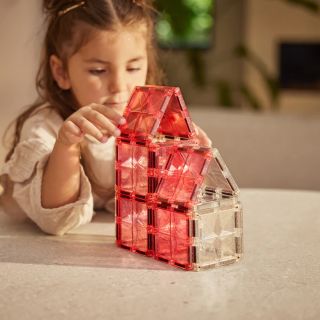 Cleverclixx - Magnetické třpytivé díly průhledné a růžové 16 dílů Tato krásná sada kombinuje průhledné a růžové dlaždice s...