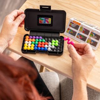 Hledáte hru, která procvičí logické myšlení a zároveň pobaví? Kanoodle je kompaktní logická hra s desítkami výzev pro děti...